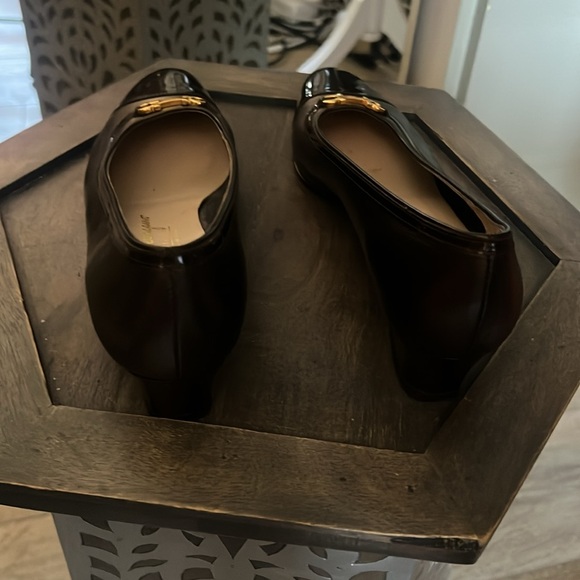 🛑 1 hour sale. Salvatore Ferragamo, size 8, Black & Gold Heels; Elegant Design - Picture 4 of 11